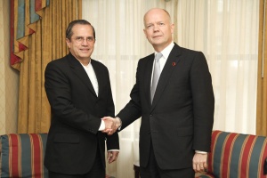 Великобритания решена да залови заклещения Асандж