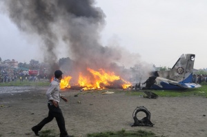 Самолет с 19 души на борда се разби в Непал