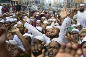 Мюсюлмани подпалиха будистки храмове и домове в Бангладеш