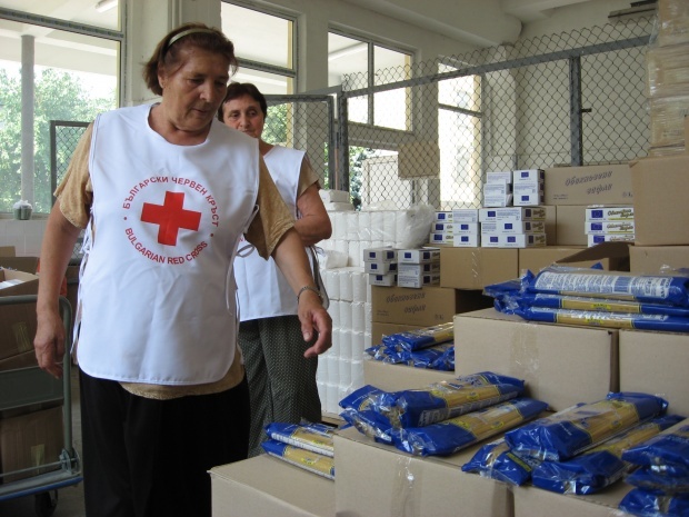 300 000 българи получават храна от БЧК