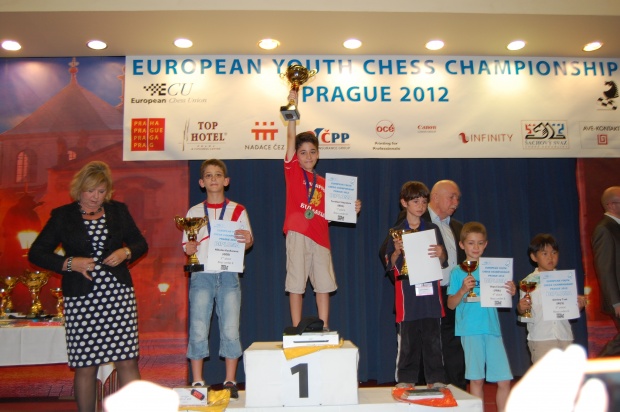 Премиерът играе шах с 8-годишен европейски шампион