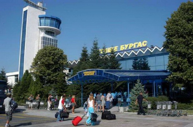 Понижени мерки за сигурност на Летище Бургас след атентата