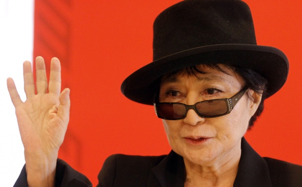 Йоко Оно връчва награда за мир на „Пуси Райът”