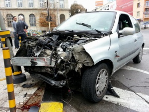 Майка и дъщеря ранени при катастрофа с автобус във Варна