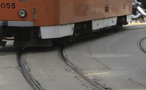 Жена падна под трамвай в София, не я изчакал да слезе