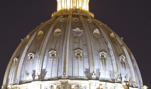 Отчаян предприемач прекара нощта върху базиликата „Свети Петър“