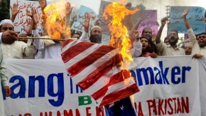 Скок в продажбата на американски флагове в Пакистан заради протестите