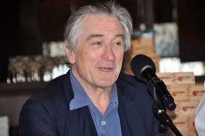 Де Ниро и Траволта „убиват сезона" в София