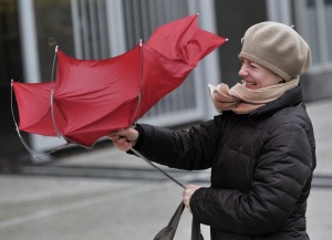 Студен фронт нахлува с бурен вятър, жълт код в 19 области