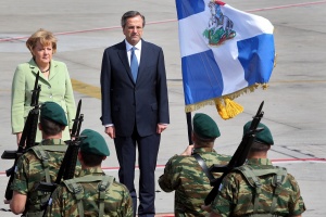 Меркел кацна в Атина, посрещнаха я стачки