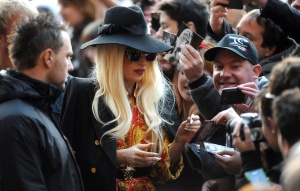 Лейди Гага е посетила Джулиан Асандж