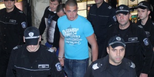 Тийнейджърът, пребил жестоко съученик, излиза от ареста