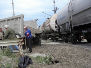 Влак с празни цистерни удари самосвал