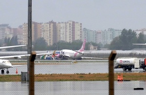 Двама ранени и  няколко пострадали след възникнал пожар в самолет на летището в Анталия