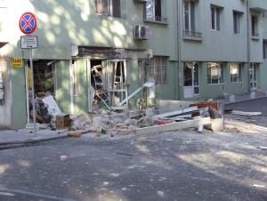 Сградата с взривения трафопост е обитаема, твърдят инженери