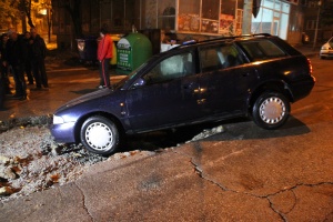 Кола пропадна в дупка, запълнена преди дни