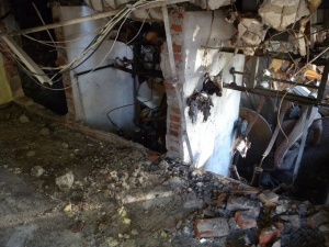 Разчистват останките от взривения блок в Бургас