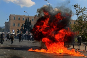 Хиляди протестиращи в сблъсъци с полицията в Гърция