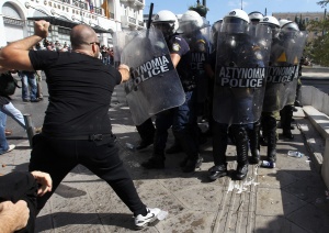 Човешки живот отнеха демонстрациите в Атина