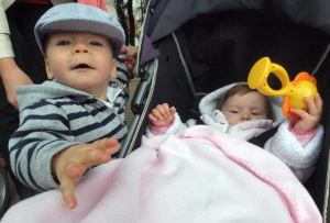 Майки размахваха памперси на протест пред парламента