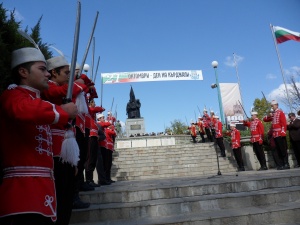 Десетки националисти скандират „Долу ДПС!“ пред централата на партията