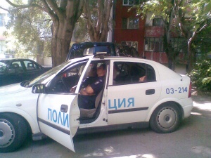 МВР нарече „селски глупак“ младеж, снимал заспали полицаи в патрулка