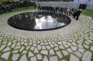 Меркел отдаде почит на загиналите роми в Холокоста