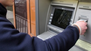 Касета с банкноти остана цяла във взривен банкомат