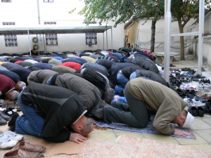 Джамията в Кърджали не побра стотиците мюсюлмани, дошли за молитва