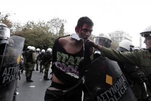 „Амнести Интернешънъл“ изобличи полицейско насилие на протести в Европа