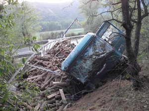 Камион с дърва за Гърция катастрофира в Кресненското дефиле