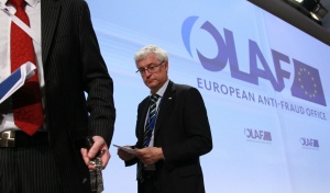 Шефът на службата по надзора на ОЛАФ подаде оставка