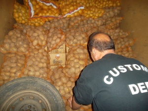 Румънец маскира 3,5 тона контрабандни пиратки като картофи