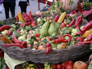 Поскъпват сезонните плодове и основните зеленчуци