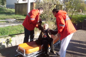 Пожарникари извадиха възрастна жена от 3-метрово дере в Благоевград