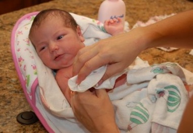 Къпане на новороденото по „американски” – само с чиста кърпа и вода
