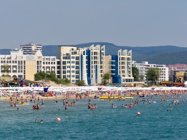 Хотелиерите в Слънчев бряг бесни за сергиите, плашат с протести