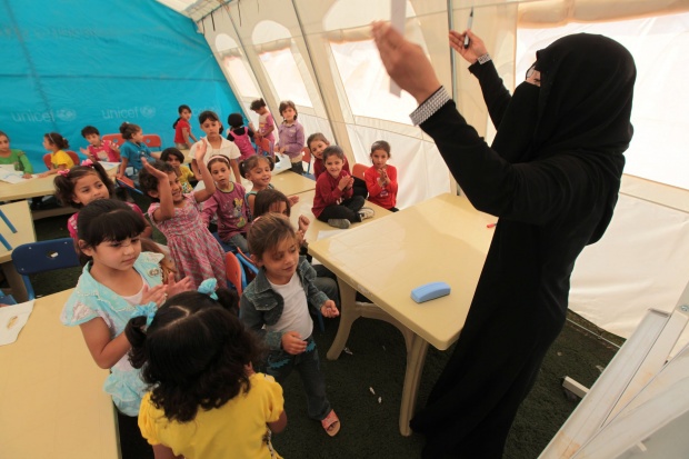 ЕК помага на сирийските деца-бежанци с още близо 5 млн. евро