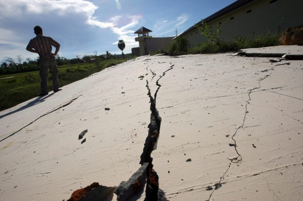 Земетресение с магнитуд 6.3 разтърси Индонезия