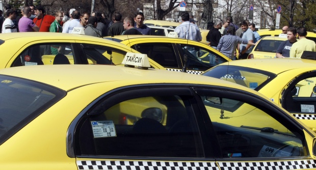 Такситата в София поскъпват с 20% през ноември