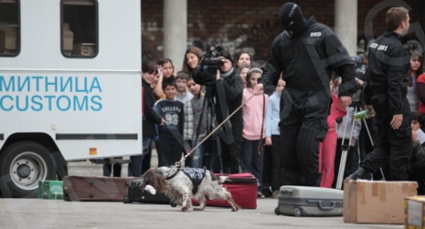 ДЕА и АМ на среща с ученици за трафика на наркотици