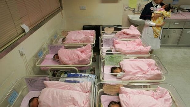 61-годишна жена роди близнаци