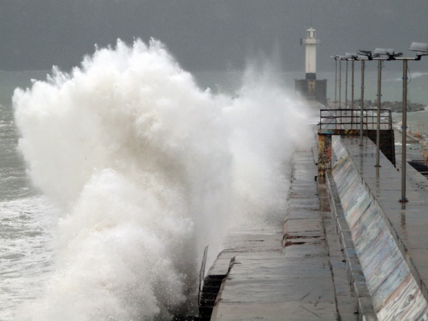 Силният вятър затвори пристанищата във Варна и Бургас