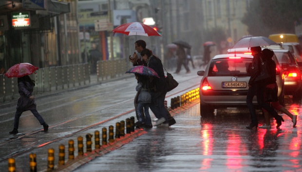 Поройният дъжд задръсти шахти и наводни улици в София