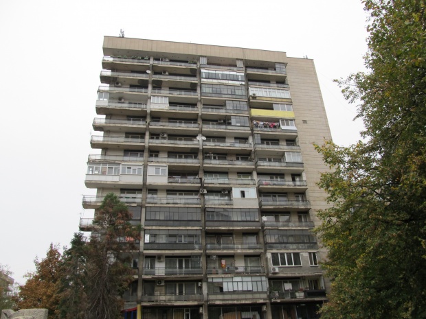 Силният вятър в Русе събори пенсионерка от 15-ия етаж на прокълнат блок