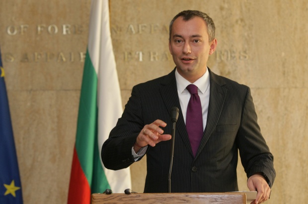 Младенов увери Фюле: България няма териториални претенции към Македония