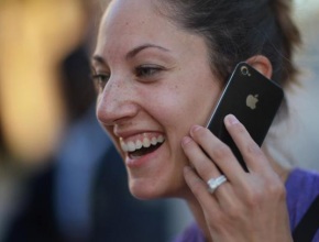 Лоялността на потребителите на iPhone е спаднала за първи път от 2007 г. насам