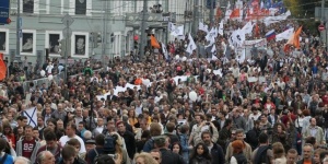 Националисти и антифашисти се сбиха на шествие в Москва