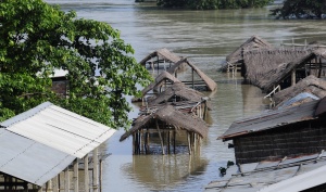 Проливни дъждове убиха 22 индийци, хиляди останаха без дом