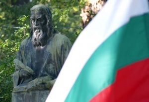 Млади роми пеят българския химн, извиняват се за гаврата с портретите